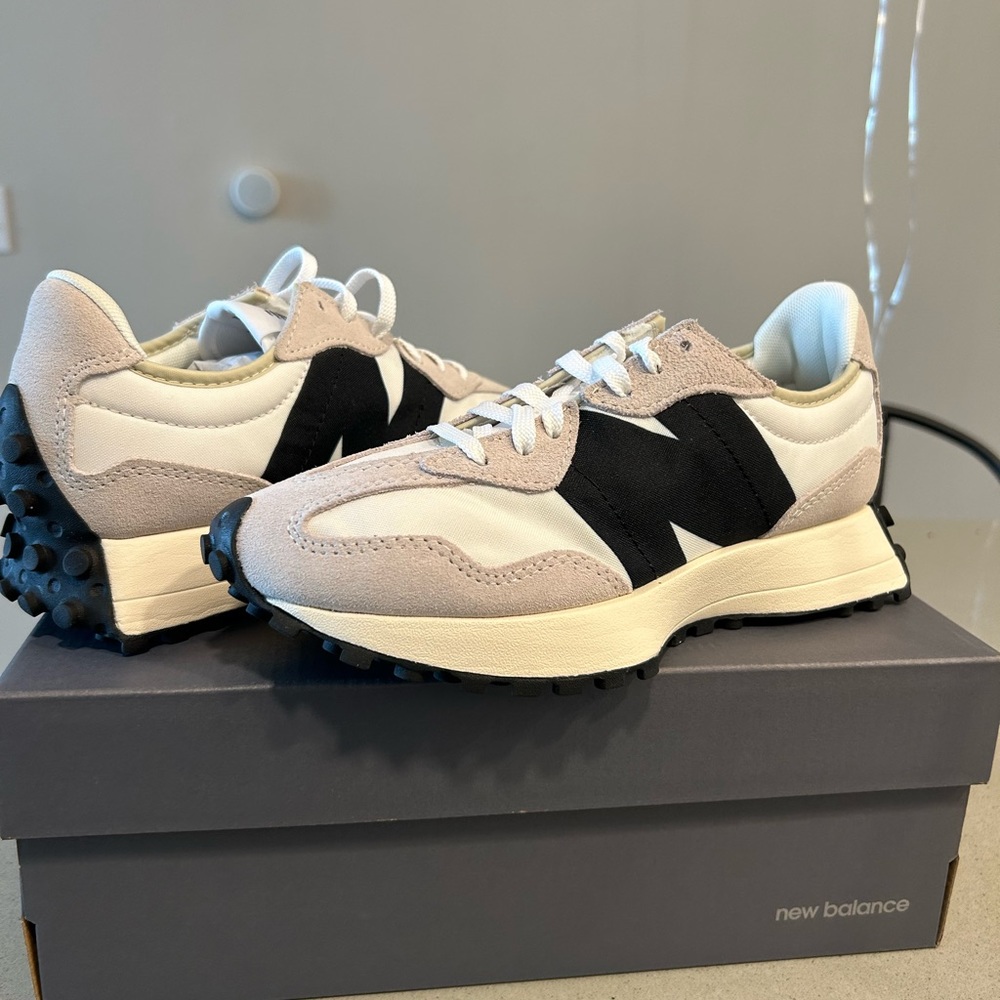 NEW BALANCE 327 SIZE 6 1/2